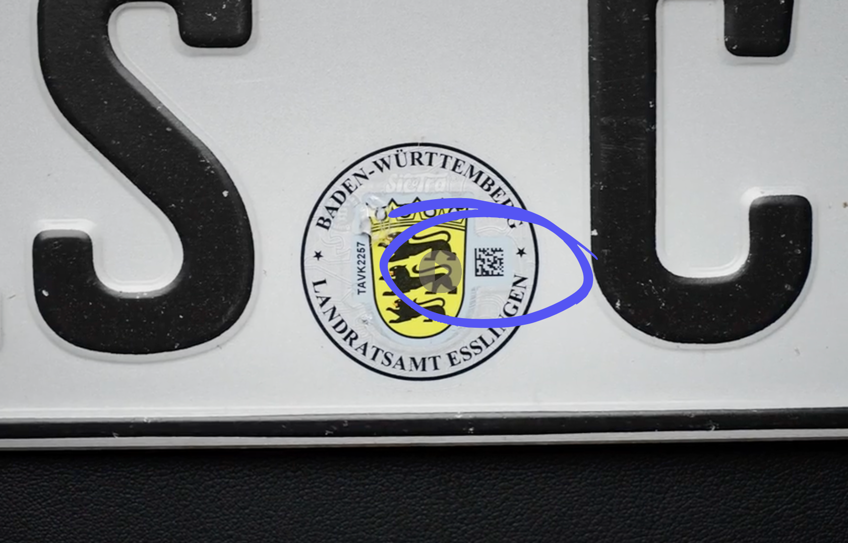 Kfz-Kennzeichen mit Sicherheitscode